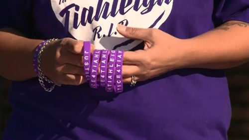 Tiahleigh's mother and friends handed out wristbands at her school. (9NEWS)
