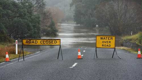 Les autorités affirment que le sauvetage illustre les dangers de la conduite dans les eaux de crue et rappelle les difficultés rencontrées par les premiers intervenants lorsqu'ils assistent à des situations d'urgence dans les zones touchées par les inondations.