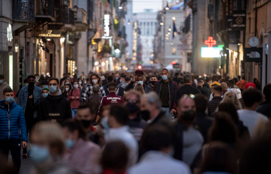 People wear protective masks with little social distance walk at Via del Corso during the lockdown imposed to contain the coronavirus pandemic on November 7, 2020 in Rome, Italy