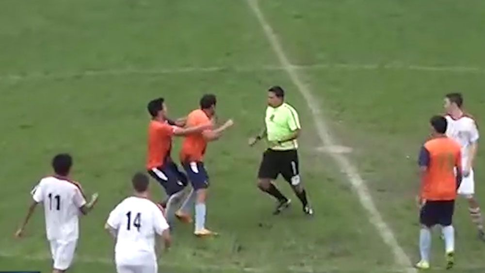 Football referee fights back after being attacked by unruly player in Argentina's Copa Santa Fe
