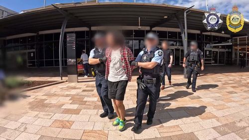 Cão traficante fica ao lado de mala no aeroporto de Sydney, gerando grande descoberta