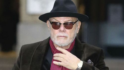 L'ancienne pop star Gary Glitter, de son vrai nom Paul Gadd, arrive à Southwark Crown Court à Londres.  (PAA)