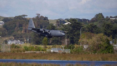 Un Hercules des Forces de défense atterrit à l'aéroport de Hawke's Bay à Napier, apportant des fournitures supplémentaires alors que le personnel et les volontaires continuent de nettoyer les débris du cyclone Gabrielle dans la région.