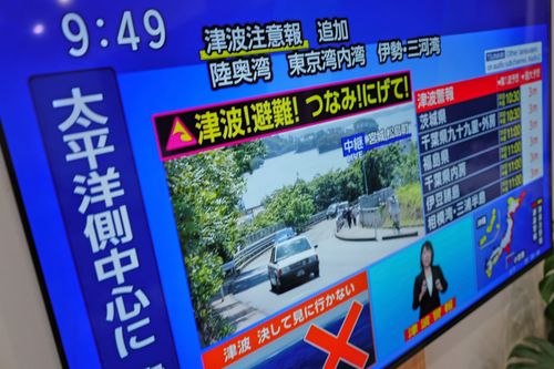 Yokohama'daki televizyonlarda tsunami uyarısı.