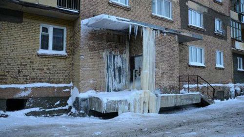 Town locals have been relying on local Dudinka gyms to shower (Twitter).