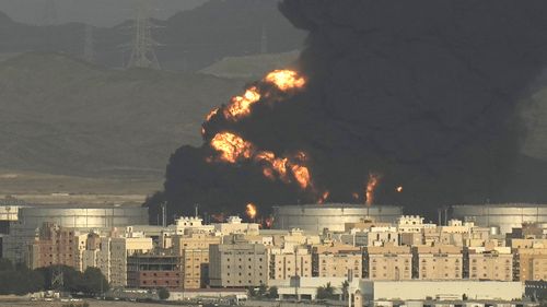 سحابة من الدخان تتصاعد من مستودع نفط مشتعل بعد هجوم شنه المتمردون الحوثيون في اليمن ، مع دخول الحرب الأهلية في اليمن عامها الثامن. 