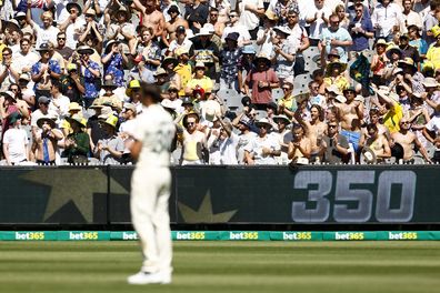 The audience applauds in memory of Shane Warne on the first day of the MCG Test.  (Photo by Darrian Traynor/Getty Images)