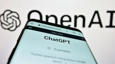 ChatGPT a été formé sur une énorme quantité de livres, de journaux et d'écrits en ligne numérisés, mais peut souvent cracher en toute confiance des mensonges ou des absurdités.