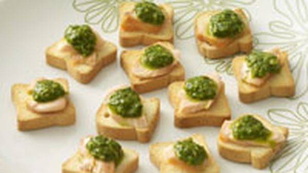 Smoked salmon with salsa verde on melba toast