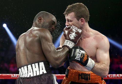 Terence Crawford and Jeff Horn battle it out. (AAP)