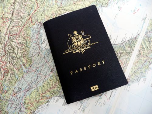 smhcreative utilise d'abord SMH.  23/06/2008.  passeport australien sur une carte du monde.  voyage italie vacances.  pic ross duncan