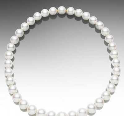 <a href="http://www.paspaley.com/eboutique/jewellery/round-pearl-strand.html" target="_blank">Paspaley</a> petite round pearl strand, POA<br />