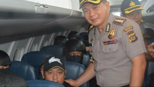 An Indonesian police chief poses for a photo with Bali Nine death row prisoner Andrew Chan. (Supplied)