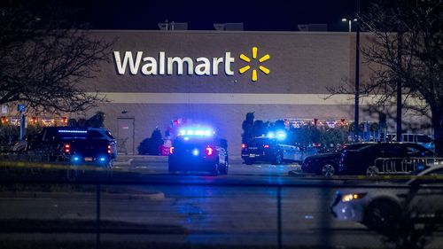 La police intervient sur les lieux d'une fusillade de masse dans un Chesapeake, Virginie, Walmart le mardi 22 novembre 2022.