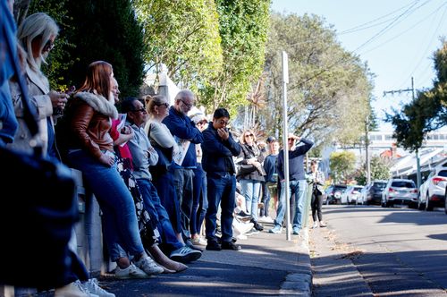 I potenziali offerenti partecipano a un'asta