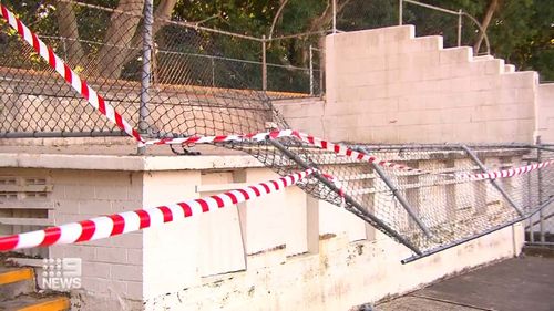 De multiples enquêtes sont en cours au lendemain d'un match de rugby d'écoliers à Leichhardt Oval, où une rambarde de sécurité a cédé, envoyant des spectateurs, culbuter au sol.  