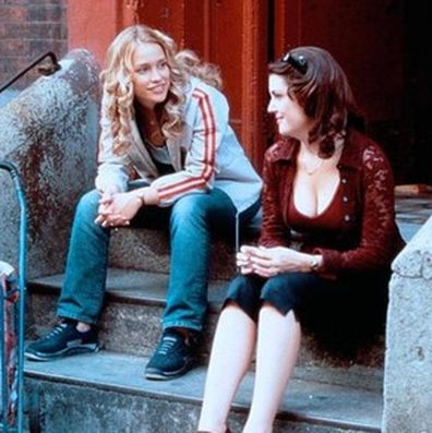 Melanie Lynskey and Piper Perabo on the set of Coyote Ugly.