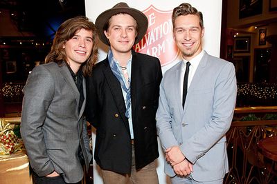 Now that those cute little Hanson kids have blossomed into grown men, it’s become painfully obvious that brother Isaac is going to have to work just that little bit harder on his pickup lines than the other two…<br/>