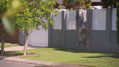 A grama sintética cobre os quintais da frente e de trás, mas foi o trecho da calçada que fez o conselho local ficar vermelho.