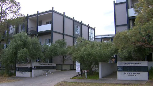 A man has been bitten by a police dog during an arrest, bringing a four-hour siege to an end in Melbourne's north-east.ï»¿