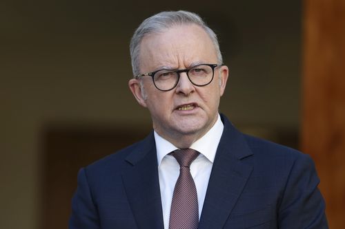 O primeiro-ministro Anthony Albanese durante uma conferência de imprensa no Parlamento em Canberra na terça-feira, 28 de abril de 2026. fedpol Foto: Alex Ellinghausen