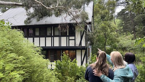 Un arbre tombe sur la maison d'Aldgate à Adélaïde lors d'une tempête le 29 octobre