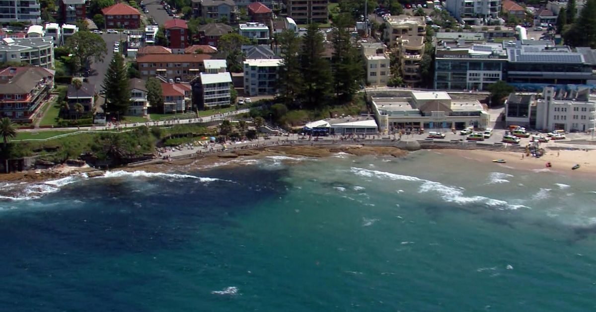 Man dies after being pulled from the water at Sydney beach – 9News