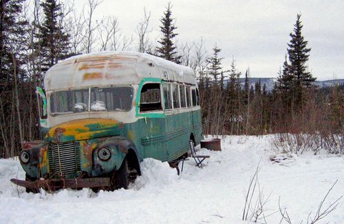 Autobuzul care a fost acasă lui Christopher McCandless timp de aproximativ patru luni înainte de a fi blocat de un râu impracticabil.  Blocat, bolnav și mort, probabil de foame, în interiorul autobuzului în iulie 1992.