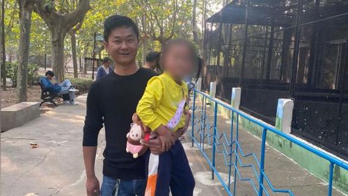 Wang Qun with his 5-year-old daughter in China.