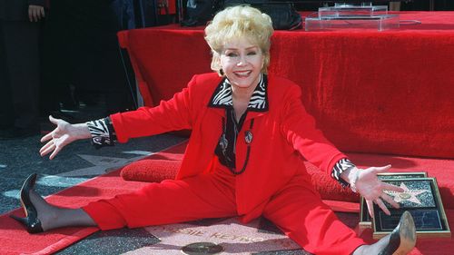 Reynolds with her second star of fame on the Hollywood Walk of Fame, 1997. (AAP)