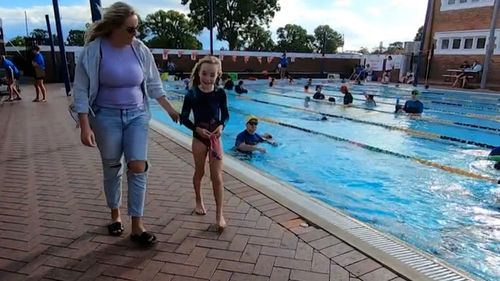 Seven-year-old Phoebe Van Niel from Perth is being hailed a hero for her quick-thinking which saved a two-year-old toddler, who had accidentally fallen into a pool at a hotel in Broome.