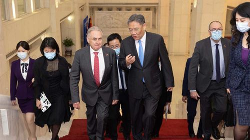 دون فارل، وزیر تجارت و گردشگری استرالیا، سمت چپ، برای دیدار با وزیر بازرگانی چین وانگ ونتائو، سمت راست، در پکن وارد می‌شود.