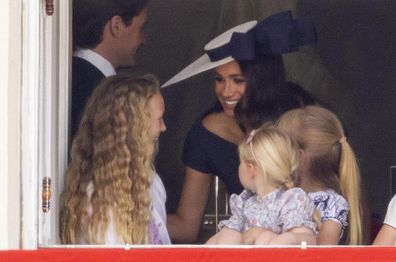 Meghan Markle 与 Savannah Phillips 和 Mia Tindall 在旅办公室俯瞰骑兵卫队游行中的颜色部队。