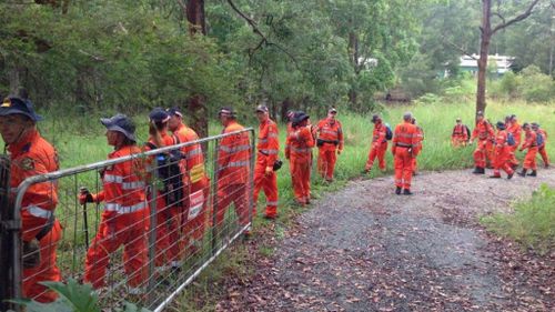 State Emergency Service volunteers and police search for property in the Gold Coast Hinterland. (9NEWS)