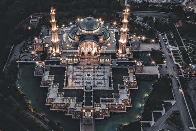 Masjid Wilayah Persekutuan-巨大的清真寺，最多可容纳17,000名崇拜者