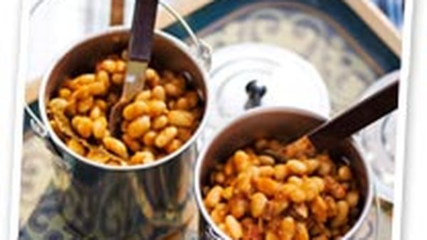 Beans with smoky bacon and maple syrup