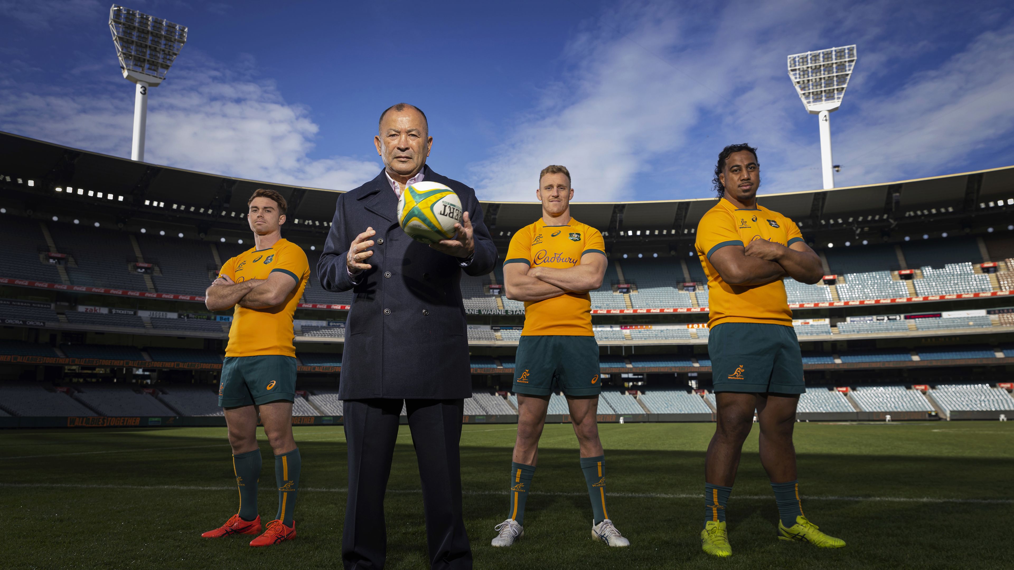 Eddie Jones with Wallabies players at the MCG.