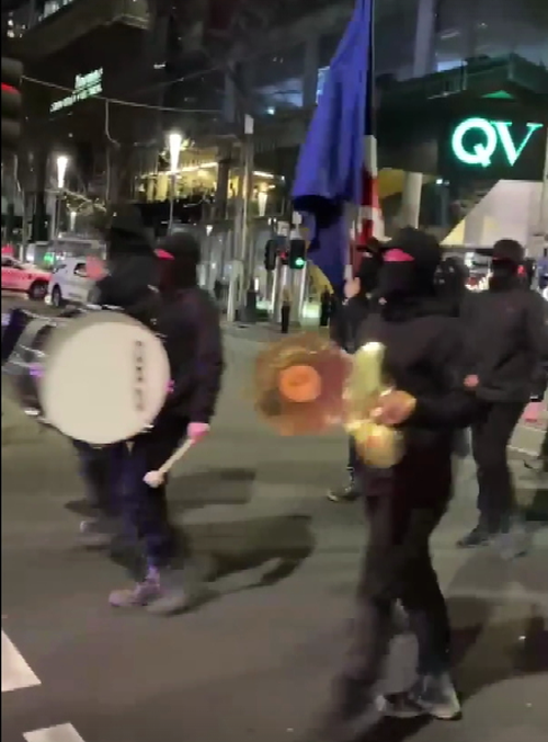 Cerca de 100 manifestantes neonazistas estabelecidos pelo Melbourne CBD nas primeiras horas da manhã