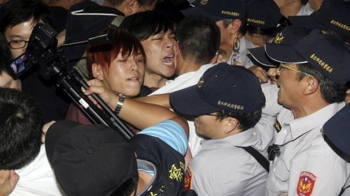 Hong Kong democracy protesters battle police. (AAP)