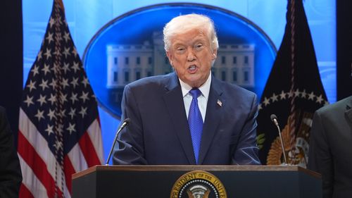 Il presidente Donald Trump parla durante una conferenza stampa alla Casa Bianca venerdì 20 febbraio a Washington.
