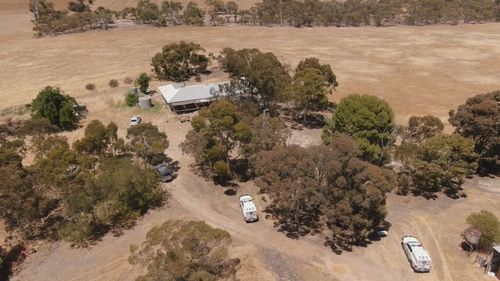 Un policier vétéran qui aurait été abattu pendant la nuit en Australie-Méridionale est le premier membre actif des forces de police de l'État à mourir dans l'exercice de ses fonctions depuis plus de 20 ans. Le sergent Brevet Jason Doig, 53 ans, et deux autres policiers ont été appelés à une propriété rurale isolée dans la ville de Senior, à 15 kilomètres au nord de Bordertown vers 23h20 après que des informations selon lesquelles un chien aurait été abattu.