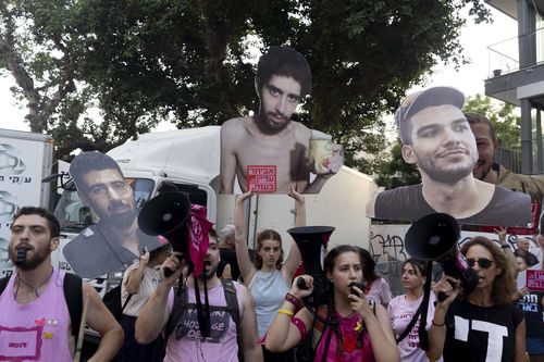 Tel Aviv, Israel - 7 de agosto: Os presos mantêm fotos de reféns realizados na Strip de Gaza por uma chamada de protesto aos reféns em 7 de agosto de 2025 em Tel Aviv, Israel. Relatórios locais do primeiro -ministro de Israel, Benjamin Netanyahu 