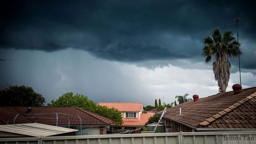 Storm clouds sweep in over Sydney. (James Tan)