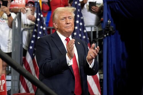 L'ex candidato presidenziale repubblicano Donald Trump applaude durante una manifestazione elettorale presso la Georgia State University di Atlanta, sabato 3 agosto 2024. (AP Photo/John Bazemore)