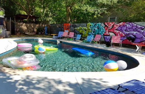 Residents can offer flotation devices, chairs, bbqs and toilets as part of the service, by listing it on their ad. This pool is available for rent on Swimply in Houston.