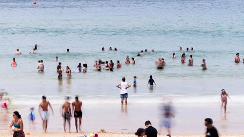 Les habitants de Sydney ont afflué vers les plages alors que le mercure atteignait 30 ° C.