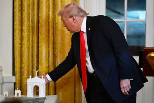 Başkan Donald Trump, 15 Ekim 2025'te Washington'da Beyaz Saray'daki yeni balo salonunun inşasına katkıda bulunan bağışçılar için yapılan akşam yemeğinde konuşuyor. (AP Fotoğrafı/John McDonnell)
