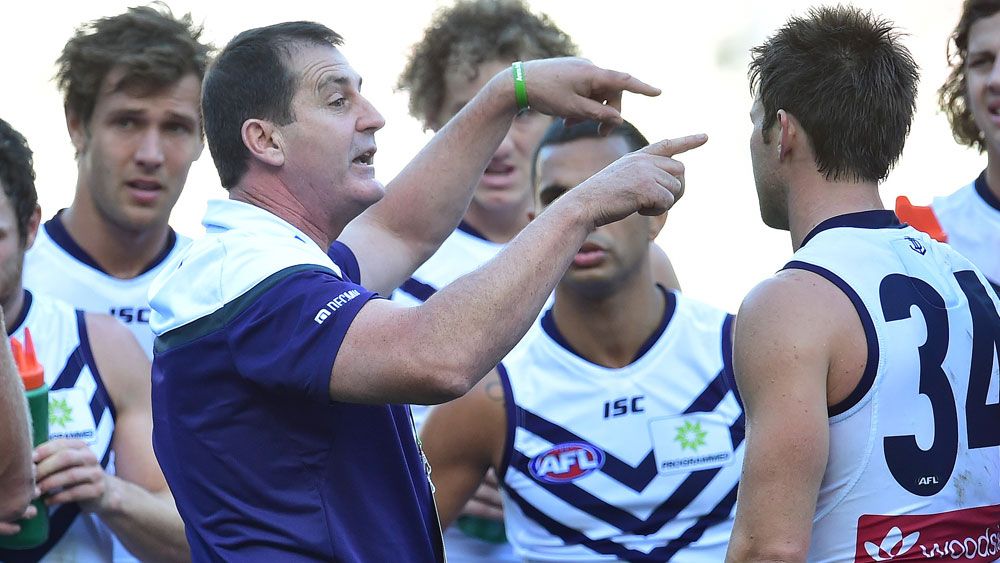 Ross Lyon addresses his players. (AAP)