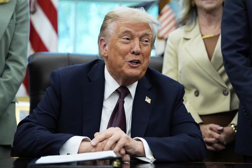 O presidente Donald Trump diz que planeja processar o New York Times por US $ 15 bilhões.