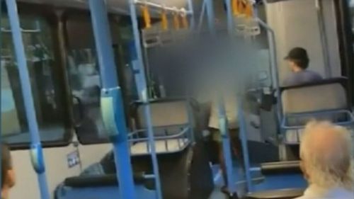 Un garçon de 13 ans a été accusé d'avoir poignardé un bus du Queensland.